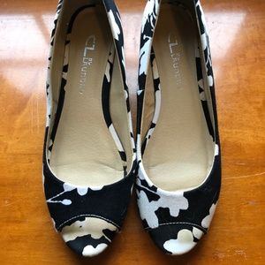 NWOT Modcloth CL Laundry Black White Floral Hawaiian Peep Toe Cloth Wedge Pump